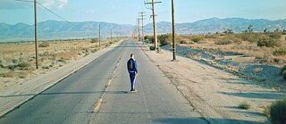 Dressides mees rulatab maanteel, taamal mäed