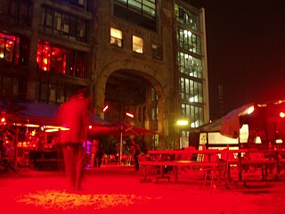 Das Kunsthaus Tacheles mit Biergarten und Skulpturenpark im Jahr 2008