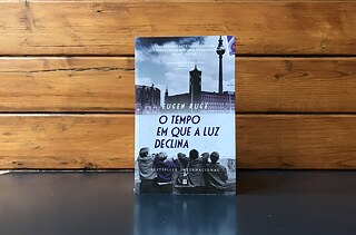 <b>O tempo em que a luz declina, de Eugen Ruge</b><br>Bertrand Editora, 2018. Tradução de Ana Falcão Bastos<br><br>Vencedor do Prémio do Livro Alemão de 2011, <i>O Tempo em que a luz declina</i> (In Zeiten des abnehmenden Lichts), de Eugen Ruge, é uma saga familiar de três gerações, desde os anos cinquenta até ao fim da Guerra Fria. 
