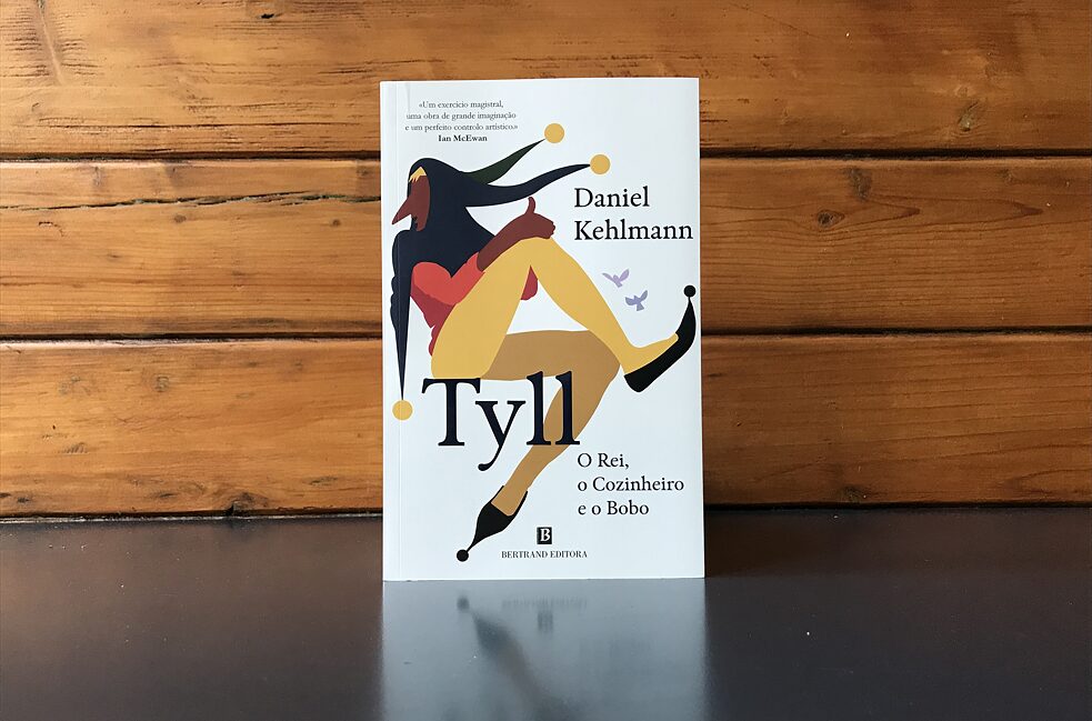 <b>Tyll von Daniel Kehlmann </b><br>Bertrand Editora, 2020. Übersetzung von Ana Falcão Bastos<br><br><i>Tyll</i> lässt die volkstümliche Figur „Till Eulenspiegel“ als Hofnarr und Künstler in der Kulisse des Dreißigjährigen Krieges wieder aufleben.