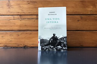 <b>Uma vida inteira, de Robert Seethaler</b> <br>Porto Editora, 2019. Tradução de Tânia Ganho<br><br>Finalista do Prémio Internacional Man Booker em 2016 e do Prémio Literário Internacional de Dublin em 2017, <i>Uma vida inteira</i> (Ein ganzes Leben), de Robert Seethaler, conta a história de Andreas Egger, marcado pela dor e pelo sofrimento da sua vida atravessada pelas mudanças do século XX, entre as quais se conta a experiência da segunda guerra mundial. 