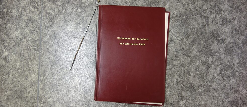 Erinnerung an die DDR-Botschaft im Keller des Goethe-Instituts: Das Ehrenbuch