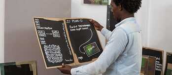Resident Elmuontasir Elhassan mit Arbeiten seines Projekt 'Rearranging the Camouflage' | Foto: Goethe-Institut Sudan/Abdalsalam Alhaj