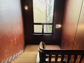 Die Treppe, die zum 1. Stock führt, ist außerdem eine Klanginstallation.