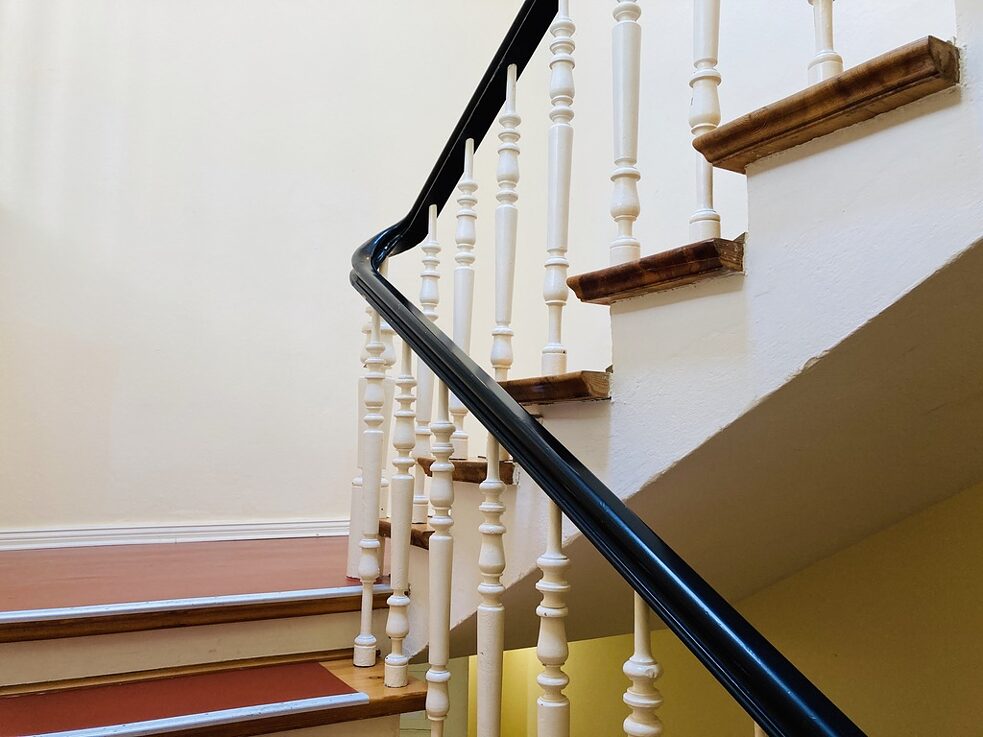 La scala che porta al secondo piano, dove soggiornano gli ospiti della Li-Be