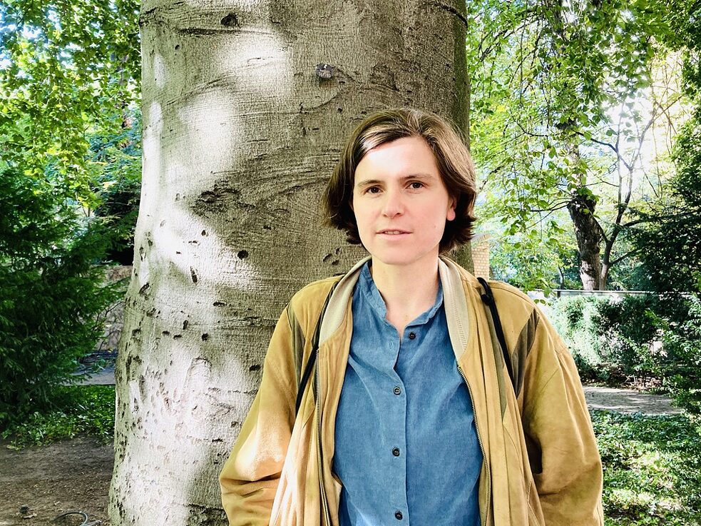 La scrittrice Judith Schalansky nel giardino della Li-Be