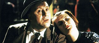 Mees kaabuga. Naine nõjatub peaga tema õlale.