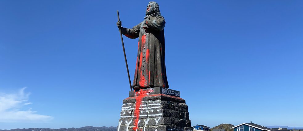 Die Statue des Kolonisators Hans Egede in Nuuk, Grönland, mit Farbe beschmiert. 