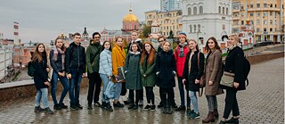  Nicol Ljubic, Lehrerin und Schüler*innen in der ersten Schreibwerksatt in Samara 2019 © Foto (Ausschnitt): Maksim Bubnov © Goethe-Institut Moskau  Nicol Ljubic, Lehrerin und Schüler*innen