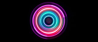 Bunter Lichtwirbel, eine Farbspirale auf schwarzem Hintergrund.  © © Getty Images Kunstinstallation Lichtobjekt