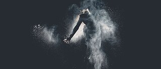 Eine Frau tanzt vor schwarzem Hintergrund © © Getty Images Tanz