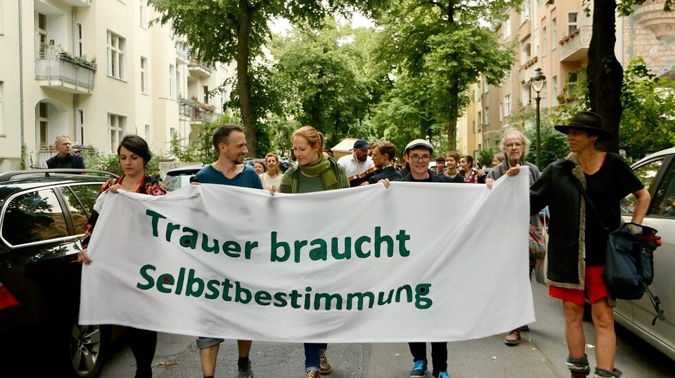 Jan ze współpracownickami w Berlinie na manifestacji na rzecz zmiany myślenia o żałobie. 