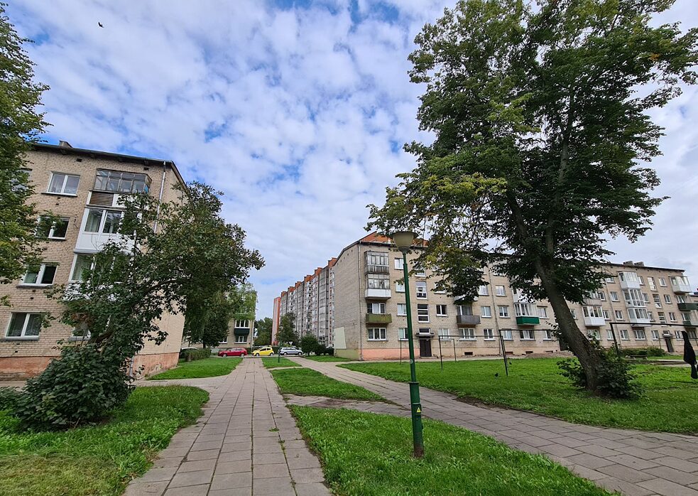 Antrojo gyvenamojo rajono Klaipėdoje keturaukščiai namai ir aplinka aplink juos