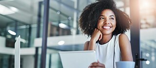 Eine junge Geschäftsfrau arbeitet im Büro