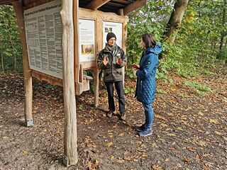 Irka jest przewodniczką po leśnym cmentarzu w Mühlenbecker Land nieopodal Berlina.