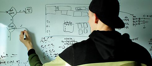 Who wrote this, you or DeepL? - Leo Sylvio Rüdian in his office working from home 