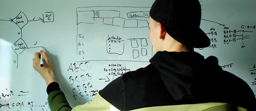 Who wrote this, you or DeepL? - Leo Sylvio Rüdian in his office working from home 