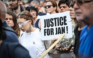 Für eine anständige Slowakei: Der Mord an Ján Kuciak und Martina Kušnírová trieb  ab Februar 2018 zehntausende Menschen auf die Straße. Es handelte sich um die größten Proteste in der Slowakei seit dem November 1989.