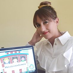 Alba Soilán weist an ihrem Laptop auf das Programm #alcoleconenfermera hin