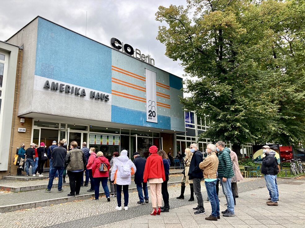 In coda alla C/O Fotografie per il turno di ingresso delle 11