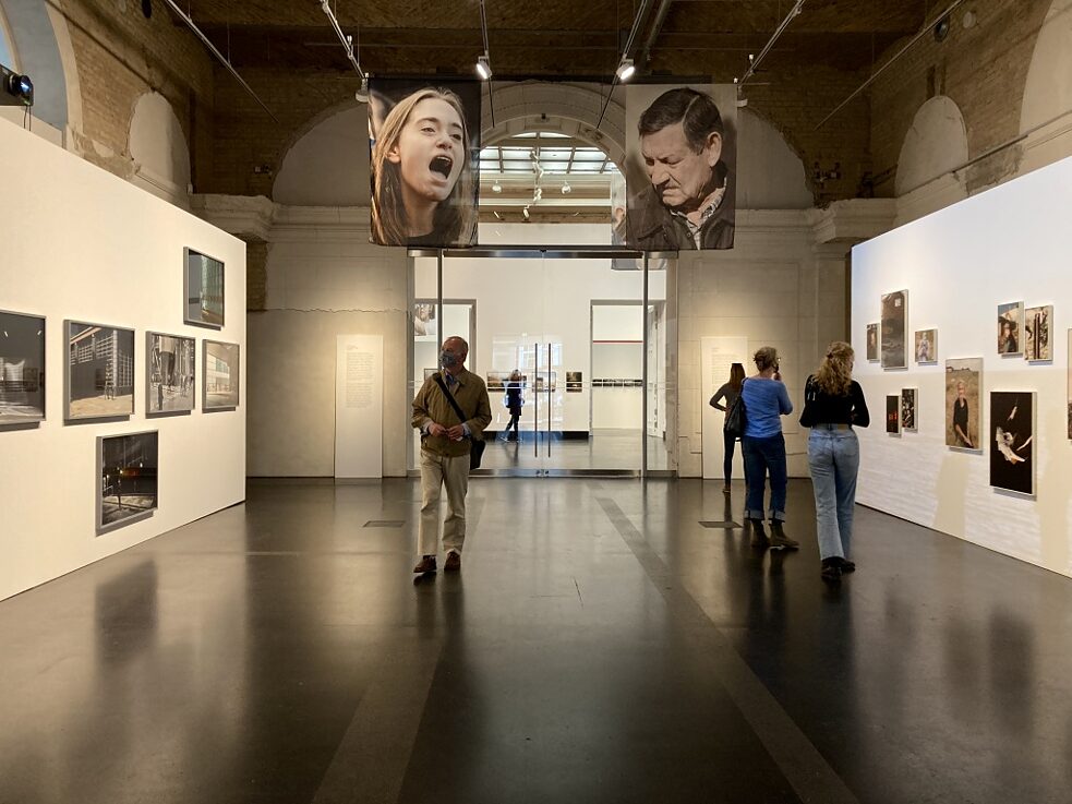 Erster Saal der Ausstellung Kontinent in der Akademie der Künste