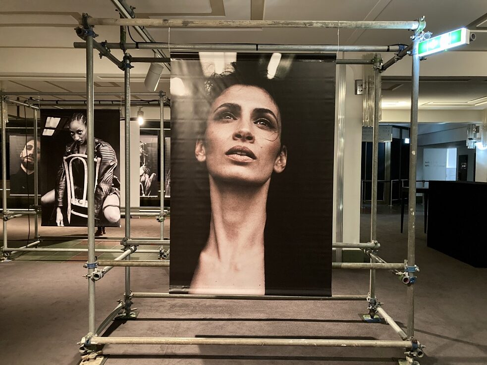 Uno dei ritratti di Sven Marquardt al Friedrichstadt-Palast.