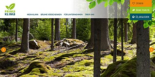 <b>Bäume pflanzen als Geschenk</b><br>Auf der Website von Primaklima e.V. können User ihren ökologischen Fußabdruck berechnen und einen empfohlenen Betrag an Klimaschutzprojekte spenden. Zudem bietet Primaklima die Möglichkeit, andere Menschen mit Bäumen zu beschenken. So kann schon für fünf Euro ein neuer Baum in Sachsen gepflanzt werden, drei Euro kostet die Neupflanzung in Nicaragua. Der Beschenkte erhält eine Urkunde mit dem Standort und der Anzahl der Bäume, die in seinem Namen wachsen und CO2 in Sauerstoff umwandeln.