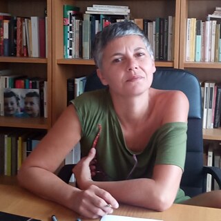 Die Hochschullehrerin Pilar Pinto an ihrem Schreibtisch zuhause.