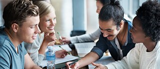 Gruppe mit jungen Lernenden