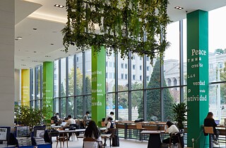 Predvorje biblioteke javni je prostor u koji pristup imaju svi uključujući i stanovnike koji žive u blizini HUFS-a.