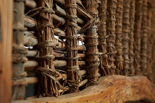 Potporni elementi načinjeni od biljke sirak koji su u ovoj staroj kući nađeni na zidovima od lesa.