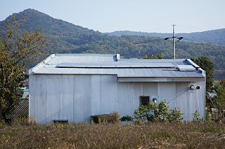 정이 깃든 오리네집의 태양광 패널은 전기 에너지를 공급한다.