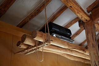 Daske u obliku zidne police iz male ostave na kojima je ranije čuvano žito, sada služi kao stalak za audio uređaje.