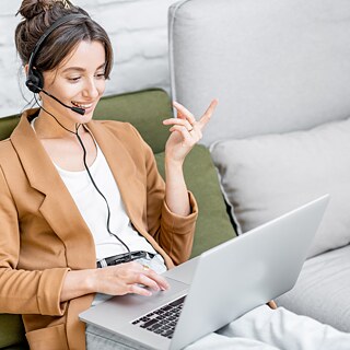 Tisch mit einer Tasse Kaffee und einem Laptop