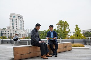 Konačan dizajn i koncept biblioteke zajednički su, nakon intenzivnih razgovora, razradili univerzitet i POSCO A&C.  Na slici se vidi kako razgovaraju Hyung-Taek Myung (lijevo), rukovodilac Academic Research Information Teams / HUFS i Hyung-Joo Seo (desno), šef Odjela za dizajn / POSCO A&C.