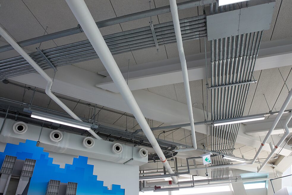 The energy efficiency of the heat-recovery ventilation system is at least 80% in winter and as high as 90% or more in summer. The heat and used air from inside the building are recovered and piped outside in order to create a comfortable indoor climate. 