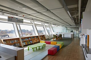 Drugi sprat sastoji se od nekoliko dijelova. Tu se nalaze Communitiy Hall, multifunkcionalna prostorija za seminare i razne manifestacije; zatim eksperimentalni prostor za učenje; soba za povijanje i više zona za odmor. Osim toga posjetioci ovdje mogu vidjeti tehnologije za uštedu energije kao što su korištenje prirodne svjetlosti, eksterne tende za sunce na električni pogon, ukošeni zidovi i dr. 