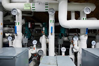 Geotermički sistem za grijanje i rashlađivanje: postrojenje sa zemnom sondom bazira se na principu konstantne zemne temperature, koristi se i za rashlađivanje i za grijanje. U poređenju sa drugim sistemima za grijanje i rashlađivanje, ovdje se troši 20-25 % manje struje.