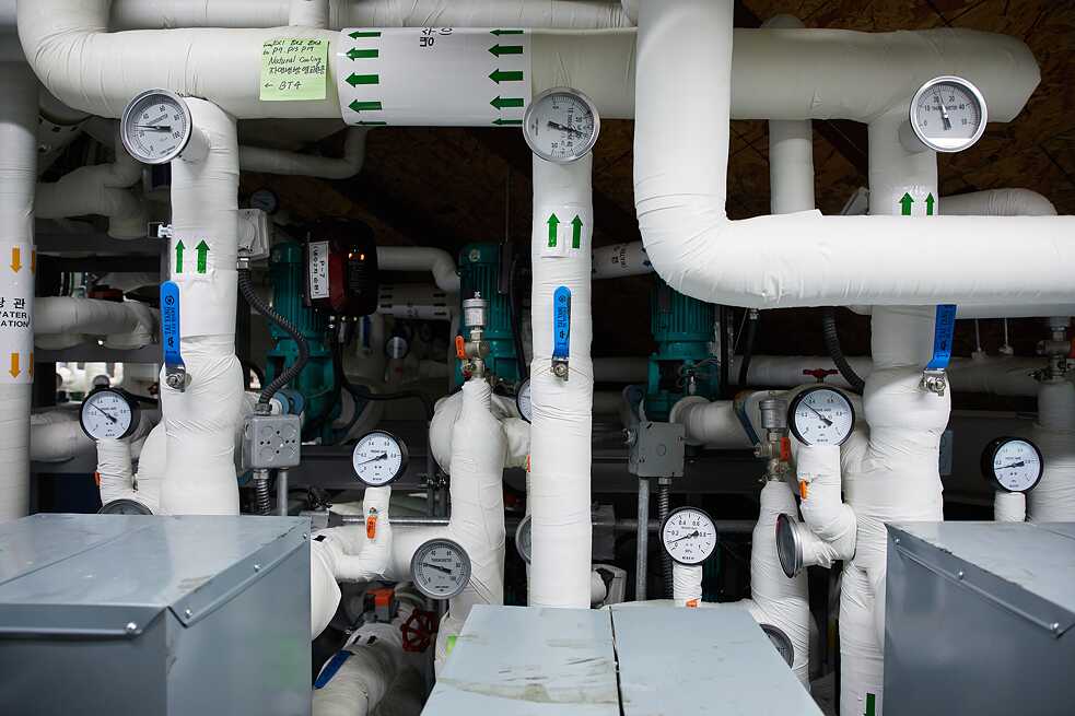 Geotermički sistem za grijanje i rashlađivanje: postrojenje sa zemnom sondom bazira se na principu konstantne zemne temperature, koristi se i za rashlađivanje i za grijanje. U poređenju sa drugim sistemima za grijanje i rashlađivanje, ovdje se troši 20-25 % manje struje.