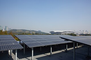 Das Seoul Energy Dream Center verwendet Solarenergie sowie geothermische Heiz- und Kühlsysteme. 