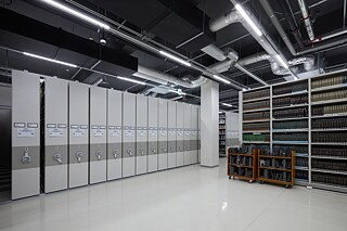 Im Keller der Bibliothek richtet ein mobiles Regalsystem ein. &copy; Foto: © Geun-young Lee Im Keller der Bibliothek richtet ein mobiles Regalsystem ein.