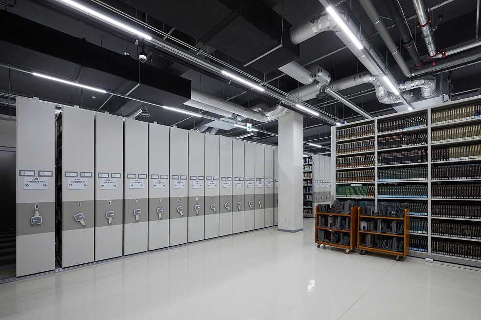 Im Keller der Bibliothek richtet ein mobiles Regalsystem ein.