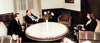 Hans-Dietrich Genscher (uprostřed) rozmlouvá s vedoucí jazykového oddělení Goethe-Institutu v Praze, paní Nikky Keilholz-Rühle. 2. listopad 1990.