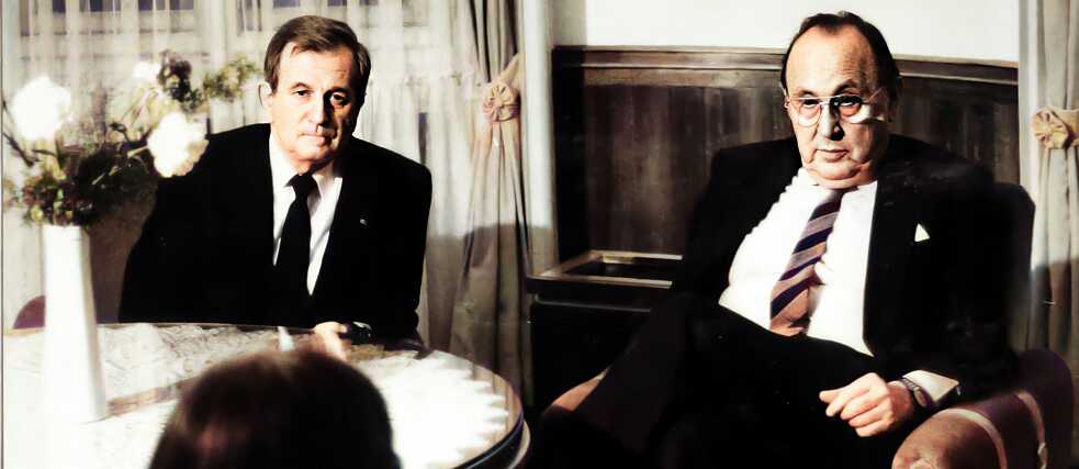 Hans-Dietrich Genscher, spolkový ministr zahraničí (vpravo), při návštěvě Goethe-Institutu. 2. listopad 1990.