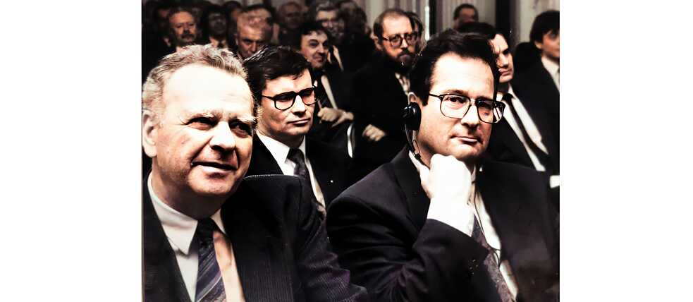 Otevření Goethe-Institutu v Praze. Český ministr kultury Milan Uhde (vlevo) a německý spolkový ministr zahraničí Klaus Kinkel (vpravo). 3. února 1993.