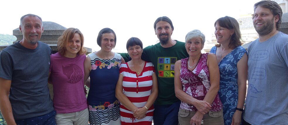 Angelika Hájková (uprostřed) se svým týmem správního oddělení Goethe-Institutu v Praze.