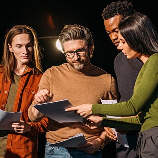 Vier Menschen im Gespräch