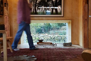 Na donjem dijelu zida načinjen je prozor, sa jedne strane kako bi u kuću bolje dopiralo dnevno svjetlo, a sa druge strane da bi stanovnici uživali u pogledu napolje.