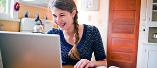 Une adolescente sur son ordinateur pour un cours en ligne