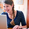 Eine Jugendliche am Computer bei einem Online-Kurs
